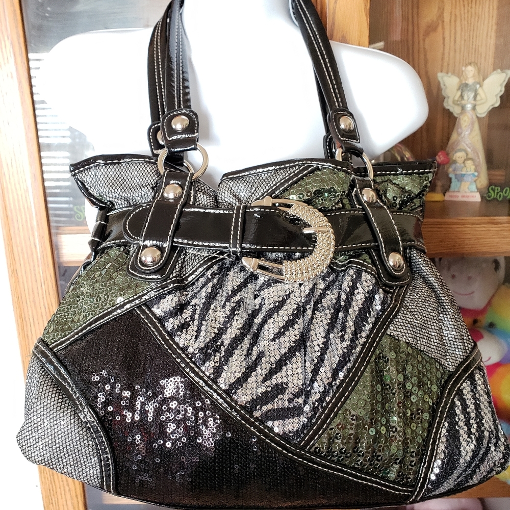 🤩Large olive and black animal print sequin bag 💚